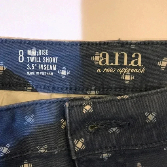 NWT a.n.a. A New Approach Women's Blue Print Mid-Rise Twill Shorts Sz 8 - Picture 4 of 6